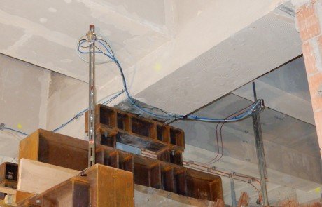 Monitoring an der Decke